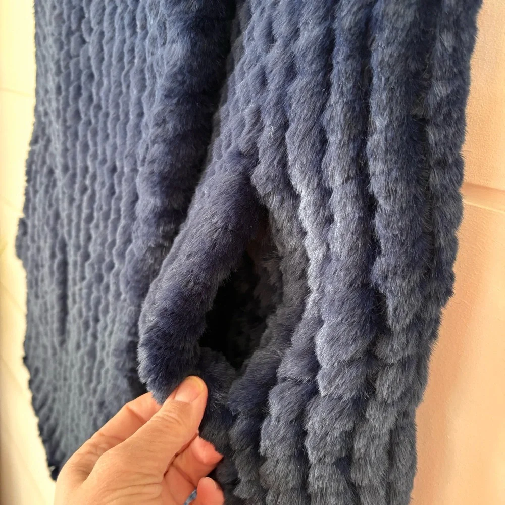 Dolce Cabo los angelos Women's Blue Faux Fur Sweater Vest Size Medium - Picture 8 of 17